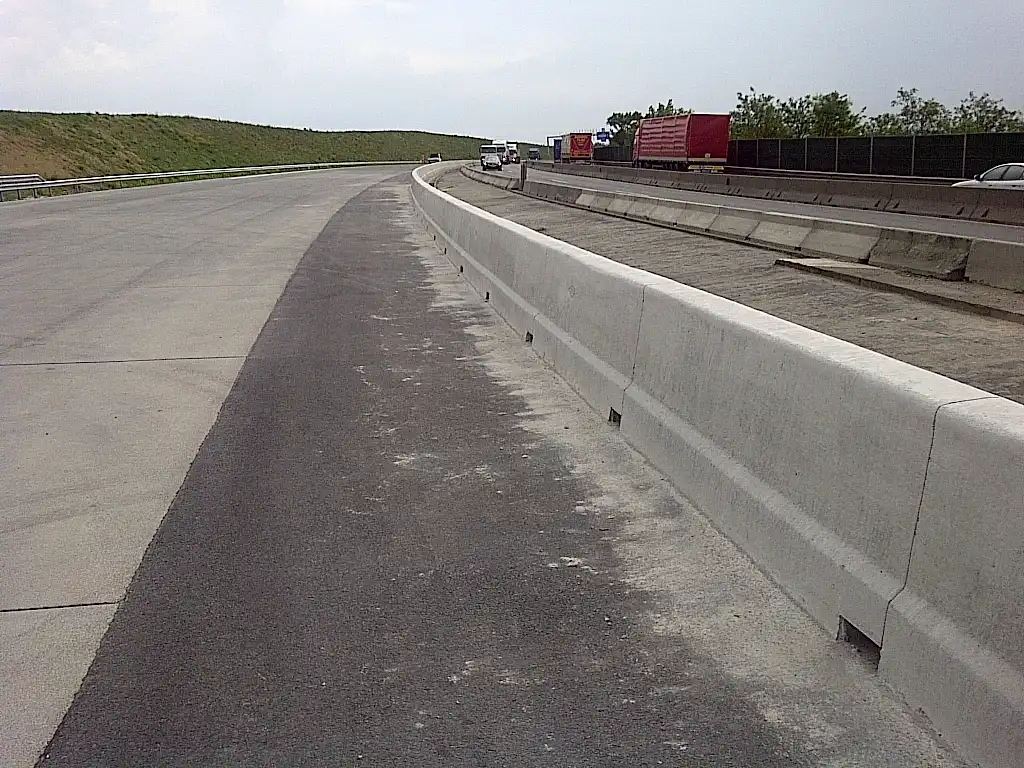 Betontechnológiai tervezés az M0 autópálya new jersey elemei