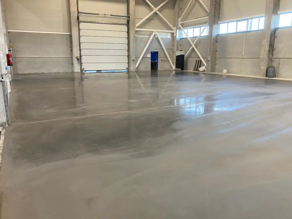 Épitéshelyszíni felügyelet Hódmezővásárhelyen ipari padló késztése során