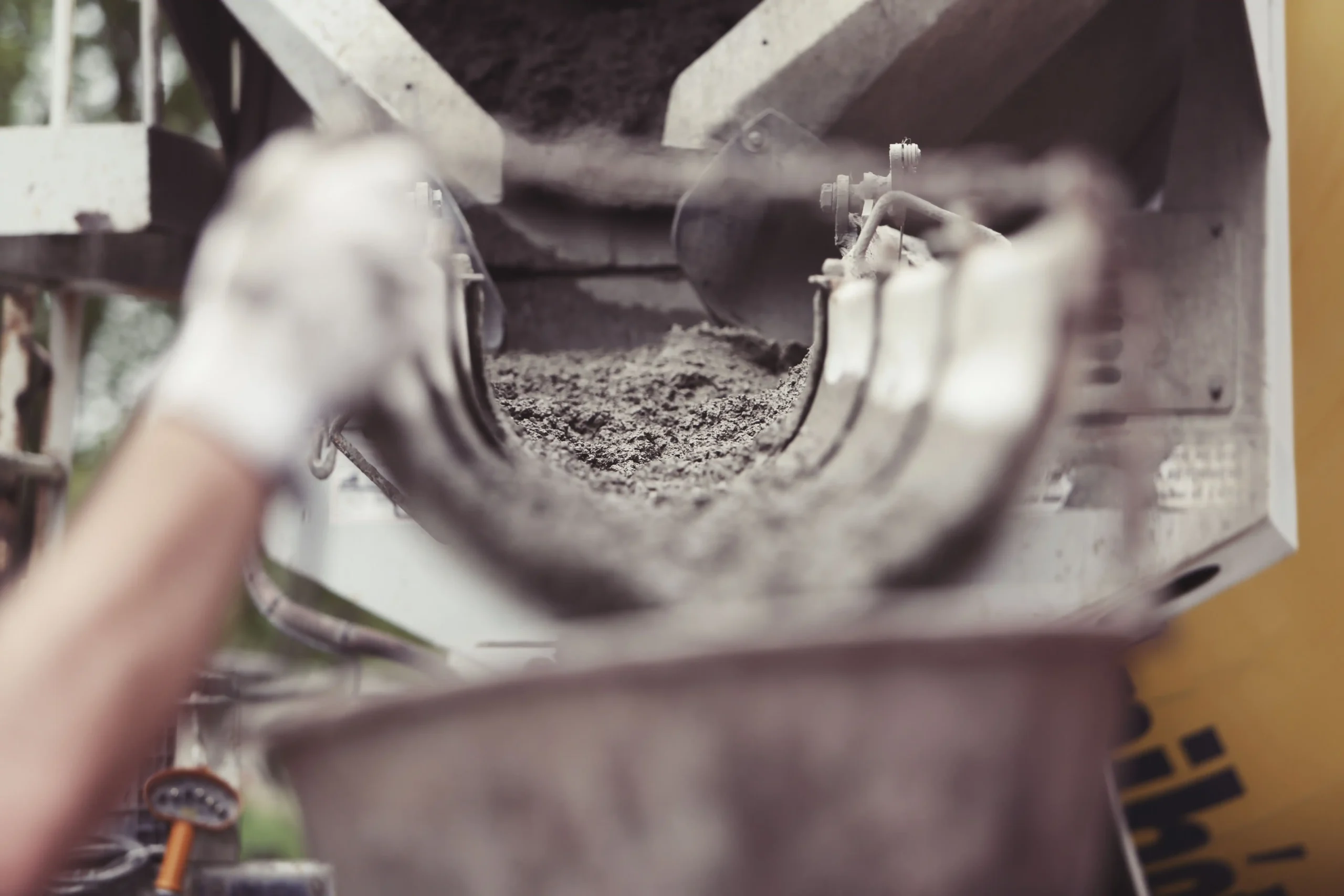 Betonadalékszerek alkalmazásával módosíthatók a friss vagy megszilárdult beton egyes tulajdonságai