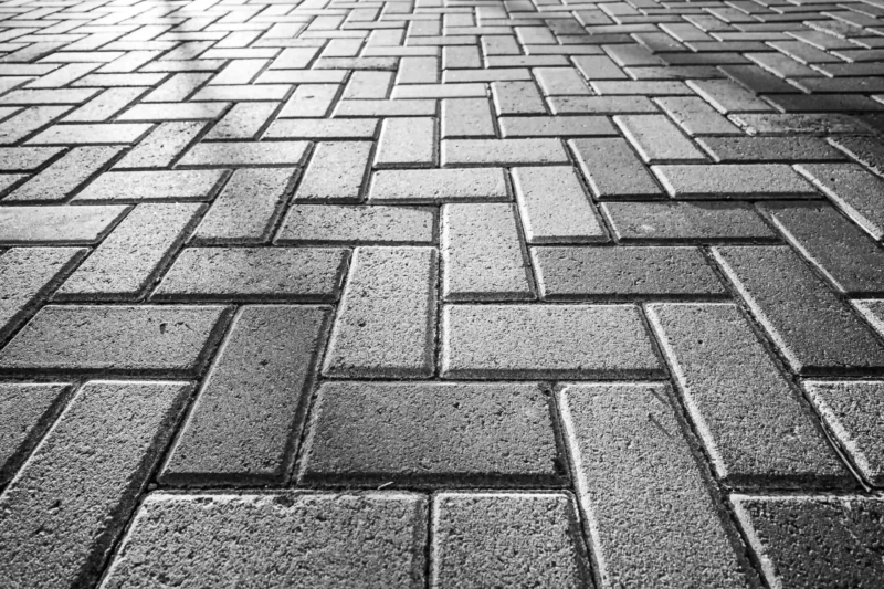 A beton térkövek viszonylag kis méretű burkolóelemek, amelyeket betonból gyártanak, különböző formákban és színekben
